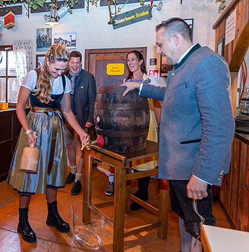 Anzapferin und Rennfahrerin Sophie Flörsch, Festzelt-Geschäftsführer Gerd Schmitz, Wirtin Kathrin Wickenhäuser-Egger, Wirt Alex Egger. (©Foto: Simone Naumann)